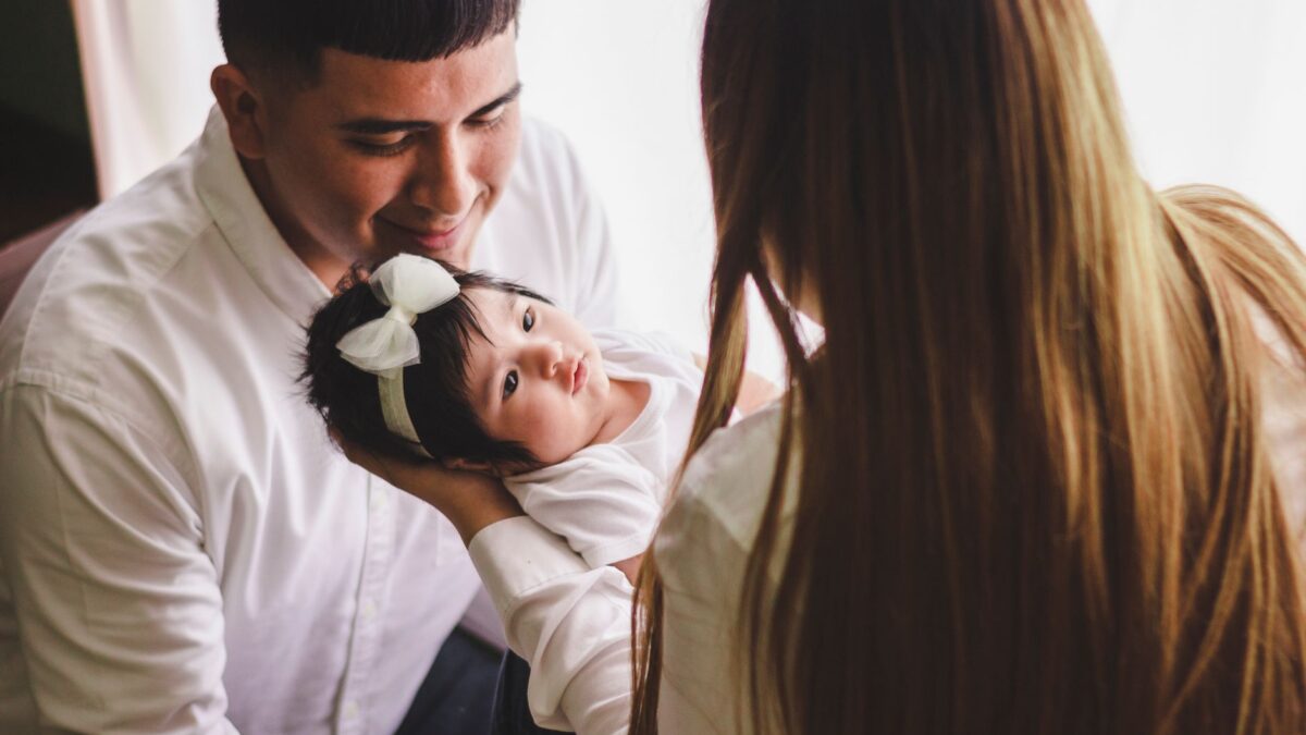 Como dividir as tarefas da casa depois que o bebê chega