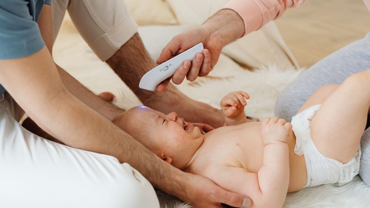 Febre em bebês: quando observar e quando procurar o pediatra
